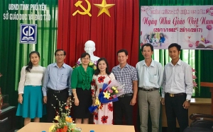 Đoàn tặng hoa chúc mừng lãnh đạo Sở Giáo dục và Đào tạo nhân Ngày Nhà giáo Việt nam 20/11.