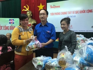 Đ/c Trần Minh Trí - Phó Bí thư Tỉnh Đoàn trao quà cho bà con vùng bão huyện Đông Hòa.