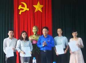Đ/c Phan Xuân Hạnh - Bí thư Tỉnh Đoàn, Chủ tịch Hội LHTN Việt Nam tỉnh trao các Quyết định cho các đồng chí.