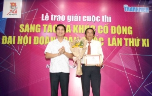 Bí thư BCH Trung ương Đoàn Nguyễn Ngọc Lương (bên trái) trao giải nhất ca khúc "Thanh niên Việt Nam tiến bước" của tác giả Nguyễn Văn Luân, tỉnh Bình Phước.