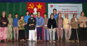 Lãnh đạo Tỉnh Đoàn Phú Yên và Thành Đoàn TP Hồ Chí Minh trao quà cho người dân vùng lũ huyện Phú Hòa.