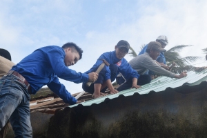 ĐVTN phường Phú Đông tham gia lộp mái tôn cho hộ gia đình bà Hồ Thị Thơm.