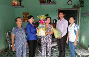 Trao quà cho hộ gia đình nhận “giúp đỡ” ở xã Xuân Cảnh.