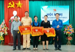 Lãnh đạo Tỉnh Đoàn và lãnh đạo huyện Đồng Xuân trao cờ thi đua cho các đơn vị vững mạnh xuất sắc trong năm 2017.