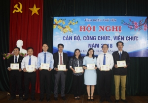 Trao giấy công nhận danh hiệu chiến sĩ thi đua cấp cơ sở năm 2017 cho các cá nhân.