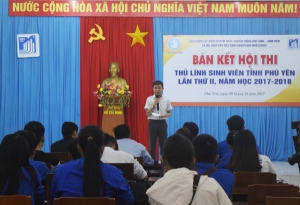 Thí sinh tham gia thuyết trình bài viết của mình.