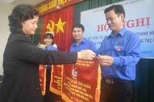 Đồng chí Lê Thị Minh Hiền - Phó Bí thư Đảng ủy Khối các cơ quan tỉnh tặng cờ thi đua cho các đơn vị đạt danh hiệu Vững mạnh xuất sắc dẫn đầu các Khối trực thuộc Đoàn khối .