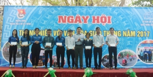Ban Tổ chức và lãnh đạo tỉnh Phú Yên trao học bổng cho các em học sinh, sinh viên ở tỉnh Phú Yên bị tai nạn giao thông.
