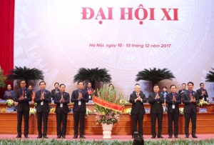 Đồng chí Lê Quốc Phong và các đồng chí Bí thư Trung ương Đoàn khóa X đón nhận lẵng hoa của đồng chí Tổng Bí thư Nguyễn Phú Trọng trao tặng.