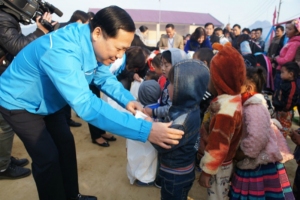 Anh Nguyễn Phi Long, Chủ tịch Hội Liên hiệp Thanh niên Việt Nam tặng quà cho các em nhỏ tại Trường mầm non Bó Nhàng, huyện Vân Hồ, Sơn La.