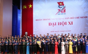 Thủ tướng Chính phủ Nguyễn Xuân Phúc tặng hoa chúc mừng BCH Trung ương Đoàn khóa XI.