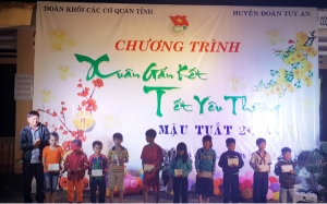 Ban Tổ chức trao quà cho các em học sinh xã An Dân.