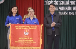 Phó Bí thư Tỉnh Đoàn Lương Minh Tùng trao cờ xuất sắc dẫn đầu khối thi đua cụm đồng bằng cho Huyện Đoàn Tây Hòa.