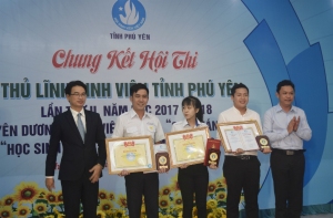 Bí thư Tỉnh Đoàn Phan Xuân Hạnh và PGS.TS Vũ Ngọc Anh - Hiệu trưởng Trường Đại học xây dựng Miền Trung trao giải thưởng “Sao tháng Giêng” cấp trung ương cho các sinh viên tiêu biểu.