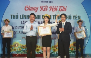 Bí thư Tỉnh Đoàn Phan Xuân Hạnh và PGS.TS Vũ Ngọc Anh - Hiệu trưởng Trường Đại học xây dựng Miền Trung trao giải nhất cho thí sinh Nguyễn Thị Như Trinh.