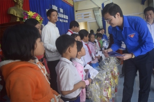 Bí thư Trung ương Đoàn Bùi Quang Huy trao quà cho các em học sinh ở xã An Thọ, huyện Tuy An.