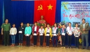 Đoàn tặng quà cho học sinh có hoàn cảnh khó khăn ở xã An Mỹ, huyện Tuy An.