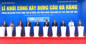 Thủ tướng Chính phủ Nguyễn Xuân Phúc, lãnh đạo Trung ương và tỉnh Phú Yên ấn nút khởi công xây dựng cầu Đà Rằng.