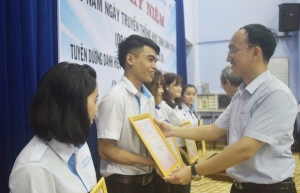 Anh Trần Minh Trí - Phó Bí thư Tỉnh Đoàn, Phó Chủ tịch Hội Sinh viên Việt Nam tỉnh trao danh hiệu “Sinh viên 5 tốt” cấp trường cho các sinh viên tiêu biểu.