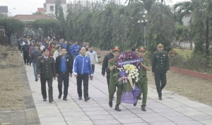 ĐVTN các đơn vị tổ chức dâng hoa tại Đài tưởng niệm.