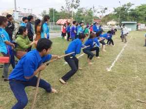 ĐVTN tham gia kéo co nam - nữ tại Ngày Đoàn viên 2018.