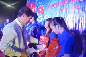 Đồng chí Lương Mộng Sanh - UVBTV Tỉnh ủy, Bí thư Thành ủy Tuy Hòa trao quà cho Bí thư Chi đoàn thôn, khu phố có hoàn cảnh khó khăn.