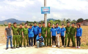 Bàn giao công trình “Thắp sáng đường quê” tại thôn Yên Sơn, xã Sông Hinh.