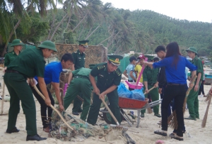 ĐVTN tham gia dọn vệ sinh bờ biển thôn Vịnh Hòa.