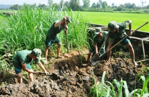 Đoàn Thanh niên Bộ CHQS tỉnh giúp người dân xã An Nghiệp (huyện Tuy An) nạo vét kênh mương nội đồng tại thôn Thế Hiên, xã An Nghiệp, H. Tuy An.