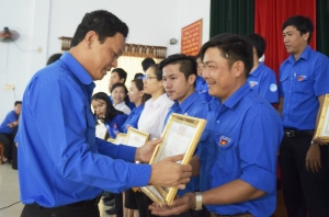 Anh Phan Xuân Hạnh - UVBCH Trung ương Đoàn, Bí thư Tỉnh Đoàn, Chủ tịch Hội LHTN Việt Nam tỉnh trao bằng khen cho các cá nhân có thành tích xuất sắc trong Tháng Thanh niên năm 2018.