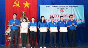 Tuyên dương các cá nhân có thành tích xuất sắc trong Tháng Thanh niên năm 2018.