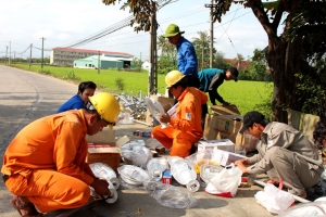 Đoàn viên, thanh niên lắp ráp cần, bóng điện để thực hiện công trình Thắp sáng đường quê tại xã Hòa Trị, huyện Phú Hòa.