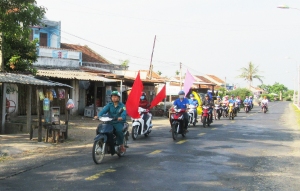 Đoàn viên, thanh niên tham gia diễu hành kêu gọi cộng đồng cùng chung tay hưởng ứng tích cực Tháng hành động an toàn vệ sinh thực phẩm.