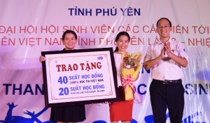 Trao biểu trưng hỗ trợ học bổng “Xóa mất căn bản - Tự tin giao tiếp tiếng Anh sau 3 tháng cho Sinh viên Việt Nam”.