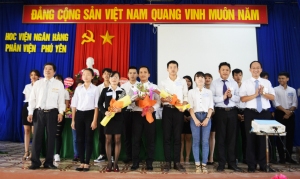 Lãnh đạo Tỉnh Đoàn, Hội Sinh viên Việt Nam tỉnh và lãnh đạo Đảng ủy, Ban Giám đốc Học viện tặng hoa chúc mừng các đồng chí vào Ban chấp hành, nhiệm kỳ 2018 - 2020.