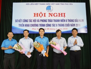 Lãnh đạo Tỉnh Đoàn tặng hoa chúc mừng tân Chủ tịch và Phó Chủ tịch Hội LTHTN tỉnh khóa V, nhiệm kỳ 2014 - 2019.