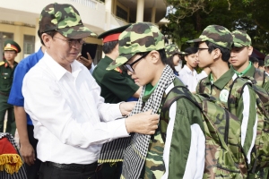 Phó Chủ tịch UBND tỉnh Phan Đình Phùng trao khăn rằn choàng cổ cho các học viên tại lễ xuất quân.