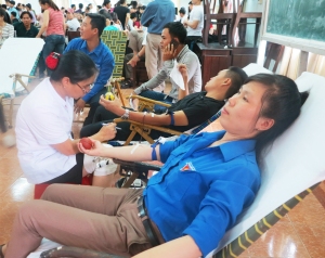 Đoàn viên, thanh niên tham gia hiến máu tình nguyện.