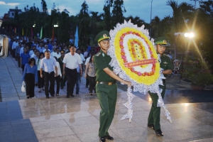 Các đồng chí lãnh đạo tỉnh và đoàn viên, thanh niên dâng hương, đặt vòng hoa tưởng niệm các anh hùng liệt sĩ tại Đài tưởng niệm.