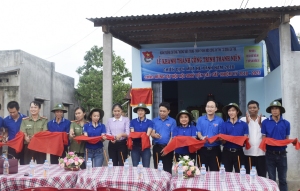 Các đại biểu cắt băng khánh thành căn nhà tình nghĩa cho hộ gia đình bà Trần Thị Hựu, ở thôn Kinh Tế 2, xã Eatrol.