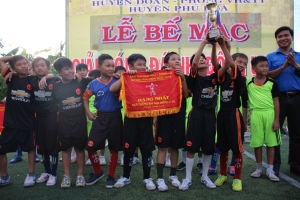 Đội bóng U10 xã Hòa Thắng vô địch giải bóng đá nho đồng U10 huyện Phú Hòa.