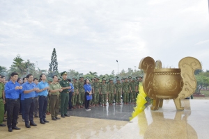 ĐVTN kính cẩn nghiêng mình trước những linh hồn đời đời bất diệt của các anh hùng liệt sĩ.