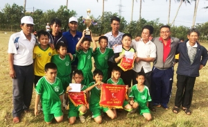 Niềm vui của đội bóng U10 xã Sơn Thành Đông giành cúp vô địch.