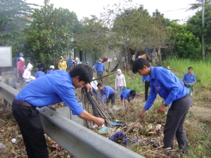 Các thành viên CLB Cuộc sống xanh xã Sơn Phước ra quân dọn vệ sinh môi trường.