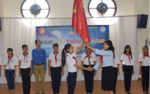 Chị Lê Thị Thanh Bích - Phó Bí thư Thường trực Tỉnh Đoàn, Chủ tịch Hội đồng Đội tỉnh trao cờ cho Ban Chỉ huy Liên đội tạm thời tại trại tập huấn.