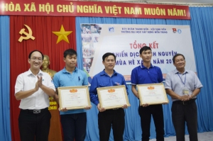 Lãnh đạo Tỉnh Đoàn và lãnh đạo Đảng ủy trường trao giấy khen cho các cá nhân xuất sắc.