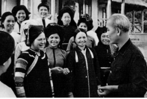 Bác Hồ với đại biểu phụ nữ các dân tộc Tây Bắc (1959). Ảnh: Tư liệu
