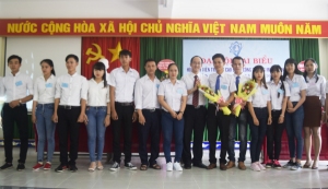 Lãnh đạo Hội Sinh viên Việt Nam tỉnh, Đảng ủy trường tặng hoa chúc mừng các đồng chí vào Ban chấp hành Hội Sinh viên trường nhiệm kỳ 2018 - 2020.
