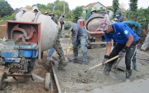Sinh viên Trường Đại học Xây dựng Miền Trung giúp người dân xã Sơn Thành Đông (huyện Tây Hòa) làm đường bê tông .