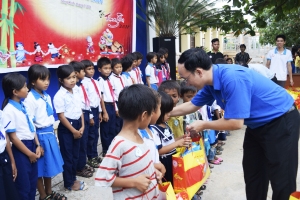 Anh Trần Minh Trí - Phó Bí thư Tỉnh Đoàn, Chủ tịch Hội Sinh viên tỉnh trao quà cho các em thiếu nhi xã Ea Lâm, huyện Sông Hinh